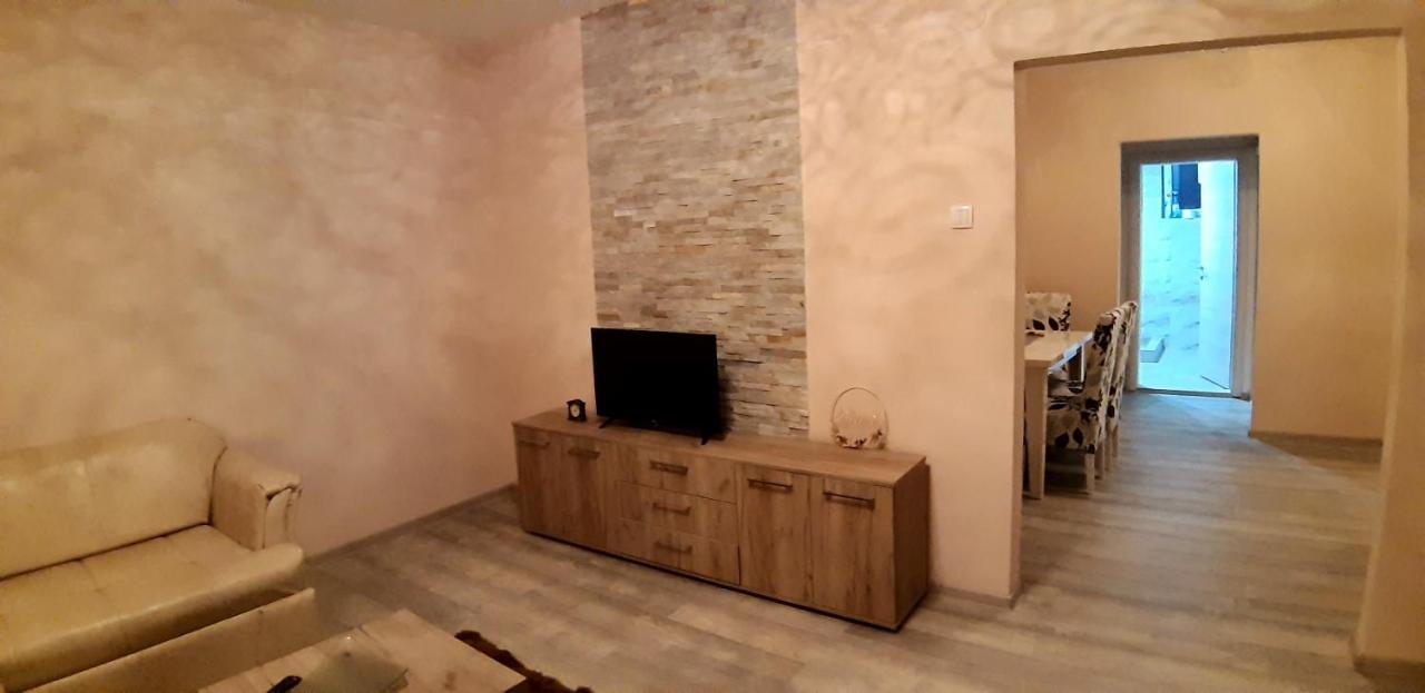 Lux Apartman Čačak Buitenkant foto